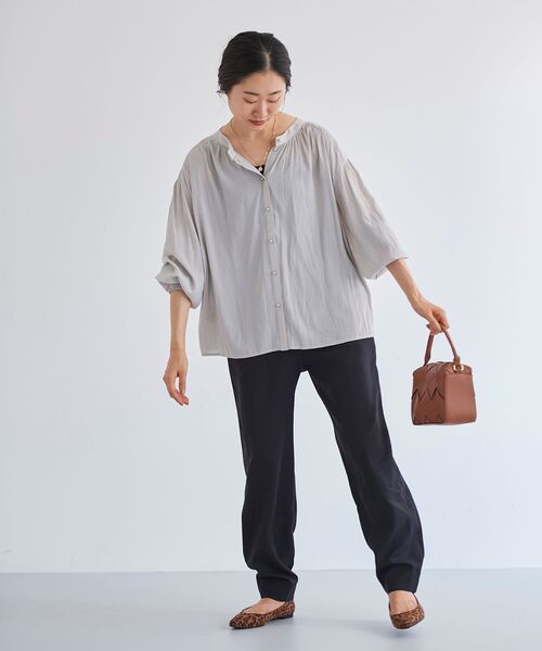 le.coeur blanc（ルクールブラン）の「パウダーサテン2wayハイネックブラウス（シャツ/ブラウス・レディース・ネイビー/キャメル/グレイッシュベージュ・38）」の16枚目の写真