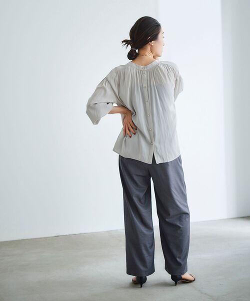 le.coeur blanc（ルクールブラン）の「パウダーサテン2wayハイネックブラウス（シャツ/ブラウス・レディース・ネイビー/キャメル/グレイッシュベージュ・38）」の9枚目の写真