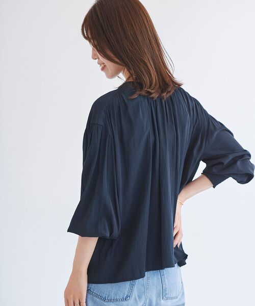 le.coeur blanc（ルクールブラン）の「パウダーサテン2wayハイネックブラウス（シャツ/ブラウス・レディース・ネイビー/キャメル/グレイッシュベージュ・38）」の10枚目の写真