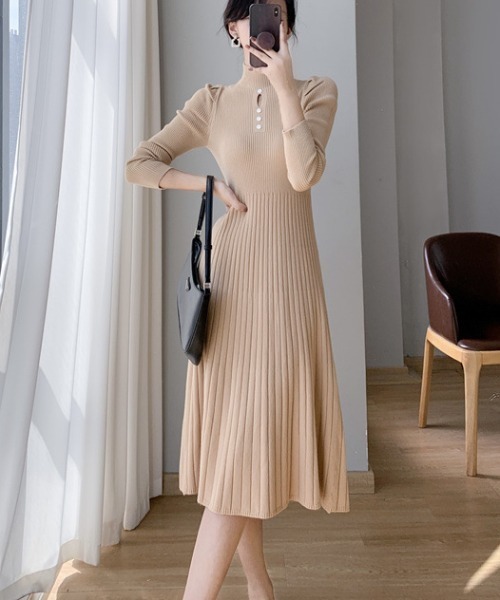 a lot of love(ア ロット オブ ラブ)の「ハイネック スリムシルエットワンピ(ワンピース・レディース・ベージュ/ホワイト・FREE)」の2枚目の写真