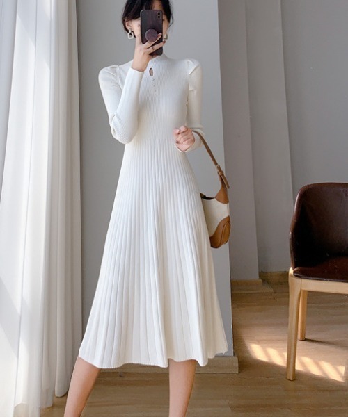 a lot of love(ア ロット オブ ラブ)の「ハイネック スリムシルエットワンピ(ワンピース・レディース・ベージュ/ホワイト・FREE)」の1枚目の写真