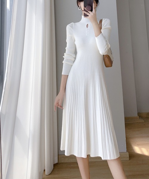 a lot of love(ア ロット オブ ラブ)の「ハイネック スリムシルエットワンピ(ワンピース・レディース・ベージュ/ホワイト・FREE)」の4枚目の写真