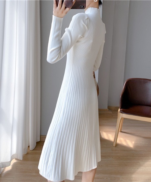 a lot of love(ア ロット オブ ラブ)の「ハイネック スリムシルエットワンピ(ワンピース・レディース・ベージュ/ホワイト・FREE)」の6枚目の写真