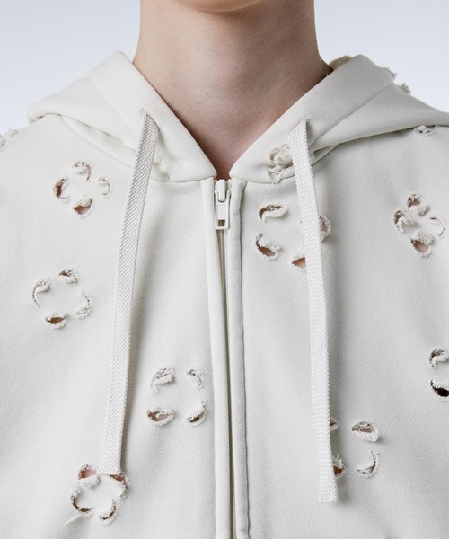 JNBY(ジェーエヌビーワイ)の「Laser-cut Floral Hooded Sweatshirt(パーカー・レディース・ブラック/ホワイト・40/38/36)」の7枚目の写真