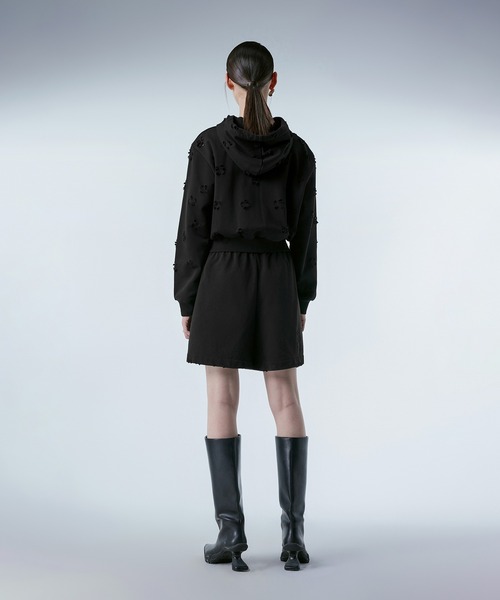 JNBY(ジェーエヌビーワイ)の「Laser-cut Floral Hooded Sweatshirt(パーカー・レディース・ブラック/ホワイト・40/38/36)」の15枚目の写真