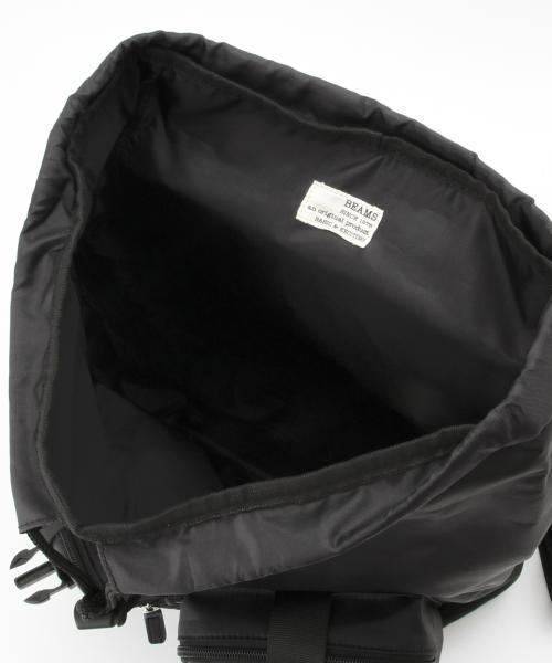 BEAMS(ビームス)の「BEAMS / フラップ デイパック(バックパック/リュック・メンズ・ブラック/ネイビー・ONE SIZE)」の12枚目の写真