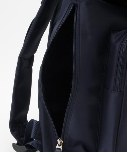 BEAMS(ビームス)の「BEAMS / フラップ デイパック(バックパック/リュック・メンズ・ブラック/ネイビー・ONE SIZE)」の4枚目の写真