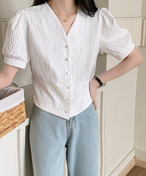 Achic(アシック)の「Vネッククロップドパフ半袖Tシャツ(シャツ/ブラウス・レディース・ピンク/グリーン/ブラック/ブラウン系その他/アイボリー/ホワイト・M)」の2枚目の写真