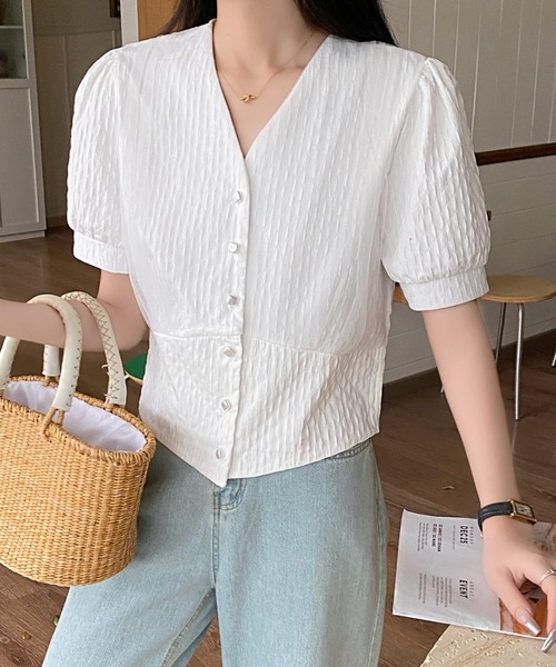 Achic(アシック)の「Vネッククロップドパフ半袖Tシャツ(シャツ/ブラウス・レディース・ピンク/グリーン/ブラック/ブラウン系その他/アイボリー/ホワイト・M)」の7枚目の写真