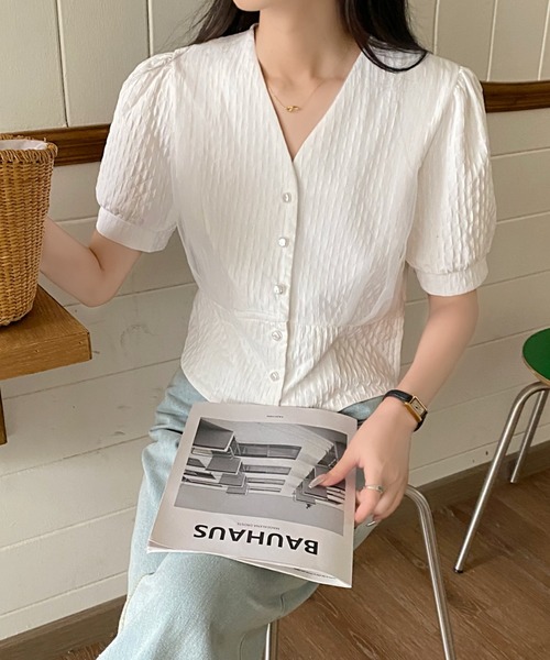 Achic(アシック)の「Vネッククロップドパフ半袖Tシャツ(シャツ/ブラウス・レディース・ピンク/グリーン/ブラック/ブラウン系その他/アイボリー/ホワイト・M)」の8枚目の写真