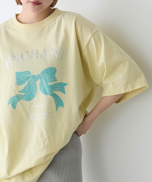 forksy.(フォルクシー)の「【forksy.】オーバーサイズリボン箔プリントデザインTシャツ(Tシャツ/カットソー・レディース・アイボリー/ライム/スミクロ・FREE)」の3枚目の写真
