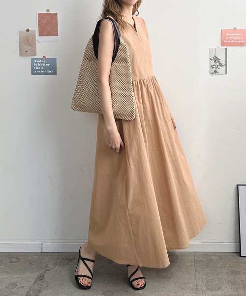 Futier land(フューティアランド)の「リネンVネックロングワンピース(ワンピース・レディース・ブラック/ライトブラウン/オートミール/ネイビー・FREE)」の12枚目の写真