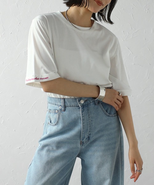 Bonjour Sagan(ボンジュールサガン)の「ロールアップスリーブレタリングロゴ刺繍Tシャツ(Tシャツ/カットソー・レディース・ブラック×ホワイト/ホワイト×ブラック/ホワイト×グリーン/ホワイト×ピンク・FREE)」の1枚目の写真