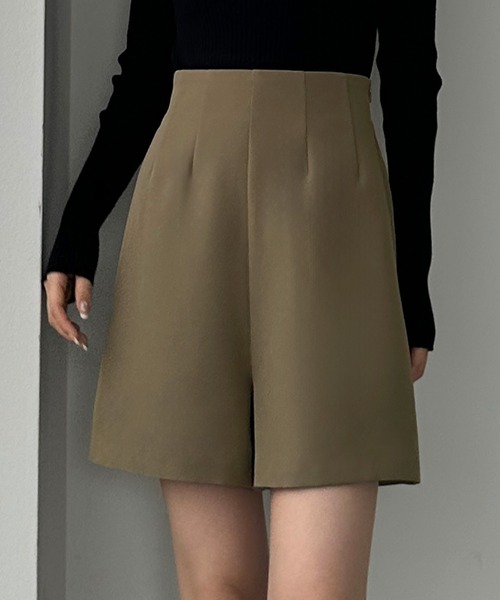 Louere(ルエレ)の「ハイウエストショートパンツ(その他パンツ・レディース・ブラック/アイボリー/ダークベージュ・SMALL/MEDIUM/LARGE/X-LARGE)」の3枚目の写真