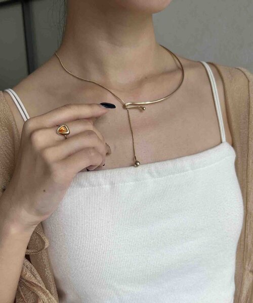 Thevon（ゼボン）の「【heilly/ヘイリー】変形Y字チョーカー（ネックレス・レディース・シルバー/ゴールド/ピンクゴールド/ライトグレー/グレー/イエロー・FREE）」の2枚目の写真