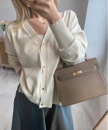 Futier land（フューティアランド）の「程良いモチモチ＆上品な金ボタン。スクエアボタンＶネックカーディガン（カーディガン/ボレロ）」