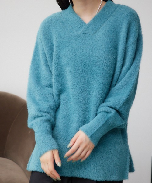 AZUL by moussy(アズールバイマウジー)の「2WAYモヘヤライクVネックニットトップス(ニット/セーター・レディース・アイボリー/ブラック/ライトグレー/ダークブルー・FREE)」の4枚目の写真