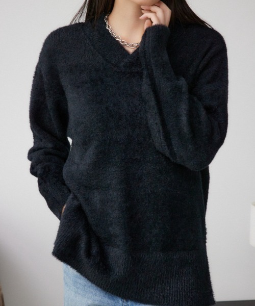 AZUL by moussy(アズールバイマウジー)の「2WAYモヘヤライクVネックニットトップス(ニット/セーター・レディース・アイボリー/ブラック/ライトグレー/ダークブルー・FREE)」の1枚目の写真