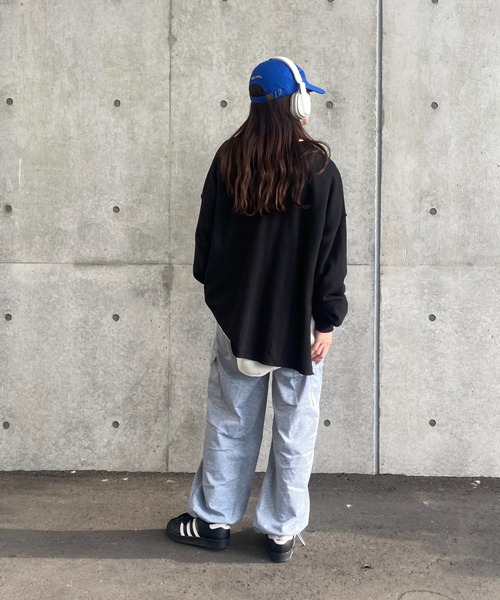 ISOOK(アイスー)の「カットオフルーズスウェット (kiharu select) / オーバーサイズ ビッグサイズ シンプルトップス スウェットプルオーバー(スウェット・レディース・ブラック/ライトグレー・FREE)」の10枚目の写真