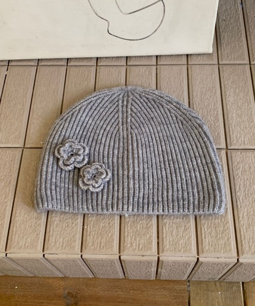 Vipoa（ヴィポア）の「flower knit beanie（ニットキャップ/ビーニー・レディース・グレー/レッド/ピンク/ベージュ/ブラック/アイボリー/ライム・FREE）」の4枚目の写真