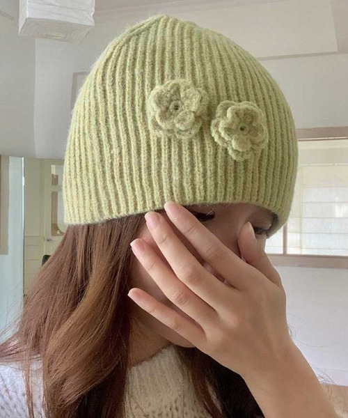 Vipoa（ヴィポア）の「flower knit beanie（ニットキャップ/ビーニー・レディース・グレー/レッド/ピンク/ベージュ/ブラック/アイボリー/ライム・FREE）」の6枚目の写真