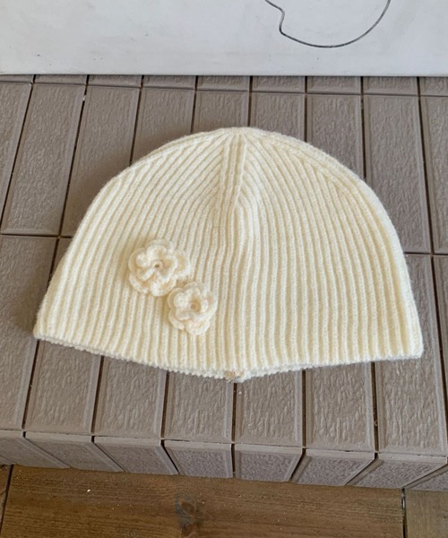 Vipoa（ヴィポア）の「flower knit beanie（ニットキャップ/ビーニー・レディース・グレー/レッド/ピンク/ベージュ/ブラック/アイボリー/ライム・FREE）」の2枚目の写真