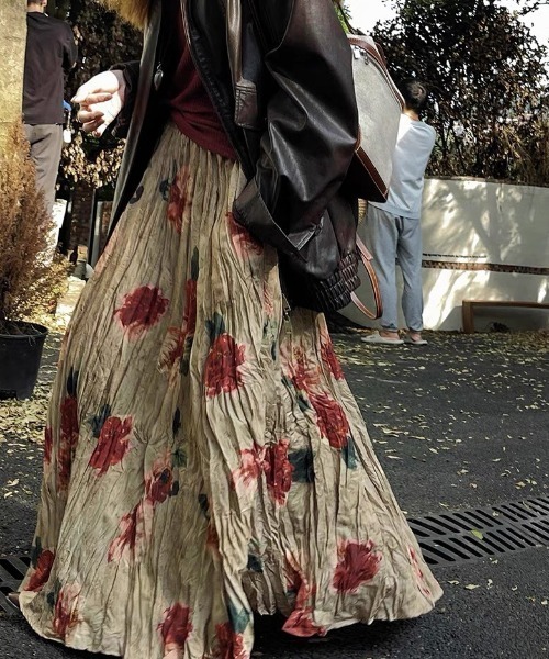 deux amour(ドゥーザムール)の「花柄シワ加工プリーツ楊柳ロングスカート(スカート・レディース・ベージュ/ブラウン・FREE)」の1枚目の写真