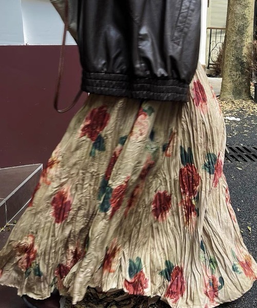 deux amour(ドゥーザムール)の「花柄シワ加工プリーツ楊柳ロングスカート(スカート・レディース・ベージュ/ブラウン・FREE)」の4枚目の写真