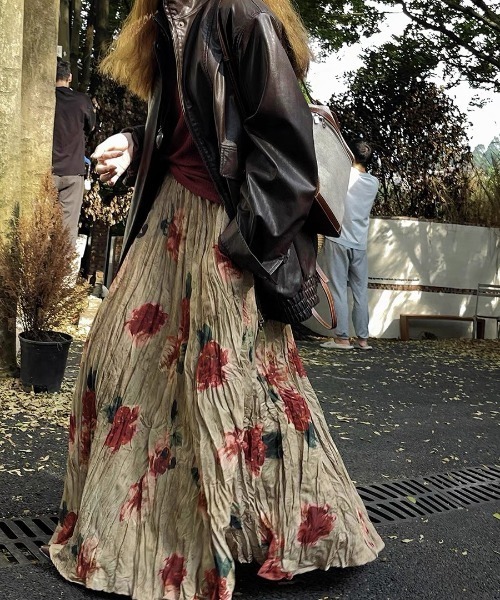 deux amour(ドゥーザムール)の「花柄シワ加工プリーツ楊柳ロングスカート(スカート・レディース・ベージュ/ブラウン・FREE)」の7枚目の写真