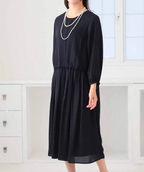 fleur by mint breeze(フルールバイミントブリーズ)の「【L~5L 大きいサイズ】ジョーゼットタックギャザーワンピース オケージョン セレモニー対応(ワンピース・レディース・ネイビー/ブラック・L/LL/5L/4L/3L)」の1枚目の写真