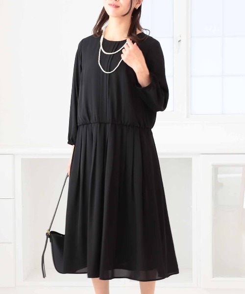 fleur by mint breeze(フルールバイミントブリーズ)の「【L~5L 大きいサイズ】ジョーゼットタックギャザーワンピース オケージョン セレモニー対応(ワンピース・レディース・ネイビー/ブラック・L/LL/5L/4L/3L)」の2枚目の写真