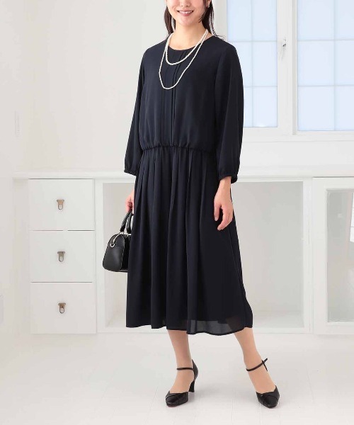fleur by mint breeze(フルールバイミントブリーズ)の「【L~5L 大きいサイズ】ジョーゼットタックギャザーワンピース オケージョン セレモニー対応(ワンピース・レディース・ネイビー/ブラック・L/LL/5L/4L/3L)」の3枚目の写真