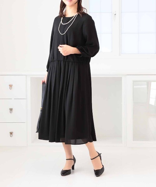 fleur by mint breeze(フルールバイミントブリーズ)の「【L~5L 大きいサイズ】ジョーゼットタックギャザーワンピース オケージョン セレモニー対応(ワンピース・レディース・ネイビー/ブラック・L/LL/5L/4L/3L)」の4枚目の写真