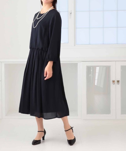 fleur by mint breeze(フルールバイミントブリーズ)の「【L~5L 大きいサイズ】ジョーゼットタックギャザーワンピース オケージョン セレモニー対応(ワンピース・レディース・ネイビー/ブラック・L/LL/5L/4L/3L)」の8枚目の写真
