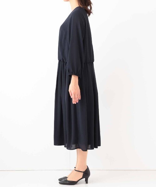 fleur by mint breeze(フルールバイミントブリーズ)の「【L~5L 大きいサイズ】ジョーゼットタックギャザーワンピース オケージョン セレモニー対応(ワンピース・レディース・ネイビー/ブラック・L/LL/5L/4L/3L)」の12枚目の写真