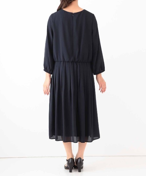 fleur by mint breeze(フルールバイミントブリーズ)の「【L~5L 大きいサイズ】ジョーゼットタックギャザーワンピース オケージョン セレモニー対応(ワンピース・レディース・ネイビー/ブラック・L/LL/5L/4L/3L)」の13枚目の写真