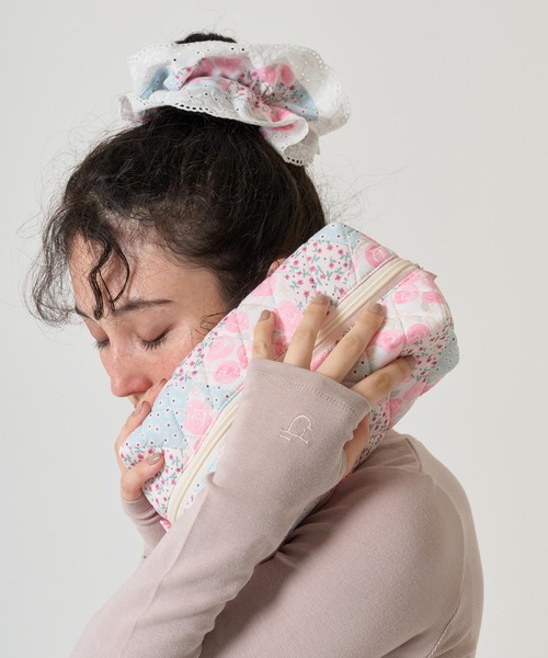 TINA:JOJUN(ティーナジョジュン)の「花柄 キルティングポーチ TINA:JOJUN(ポーチ・レディース・ピンク/ブルー・F)」の3枚目の写真