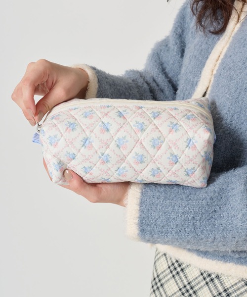 TINA:JOJUN(ティーナジョジュン)の「花柄 キルティングポーチ TINA:JOJUN(ポーチ・レディース・ピンク/ブルー・F)」の4枚目の写真