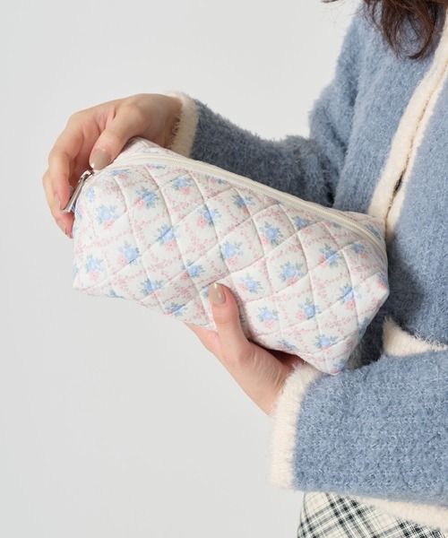 TINA:JOJUN(ティーナジョジュン)の「花柄 キルティングポーチ TINA:JOJUN(ポーチ・レディース・ピンク/ブルー・F)」の5枚目の写真