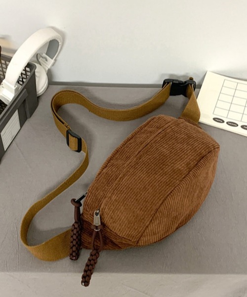 TONE SELECT GOODS(トーンセレクトグッズ)の「urbanfemine./コーデュロイボディバッグ U7454(ボディバッグ/ウエストポーチ・レディース・ホワイト/ブラウン/グリーン/ブルー/ブラック・FREE)」の3枚目の写真