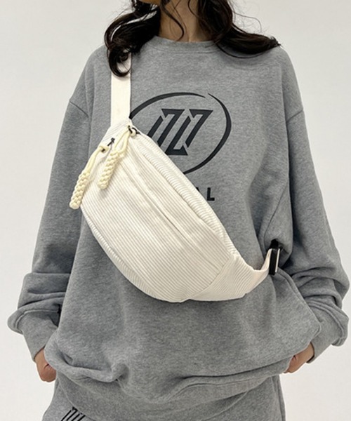 TONE SELECT GOODS(トーンセレクトグッズ)の「urbanfemine./コーデュロイボディバッグ U7454(ボディバッグ/ウエストポーチ・レディース・ホワイト/ブラウン/グリーン/ブルー/ブラック・FREE)」の2枚目の写真