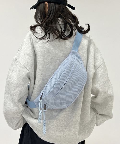 TONE SELECT GOODS(トーンセレクトグッズ)の「urbanfemine./コーデュロイボディバッグ U7454(ボディバッグ/ウエストポーチ・レディース・ホワイト/ブラウン/グリーン/ブルー/ブラック・FREE)」の5枚目の写真