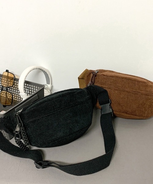 TONE SELECT GOODS(トーンセレクトグッズ)の「urbanfemine./コーデュロイボディバッグ U7454(ボディバッグ/ウエストポーチ・レディース・ホワイト/ブラウン/グリーン/ブルー/ブラック・FREE)」の1枚目の写真