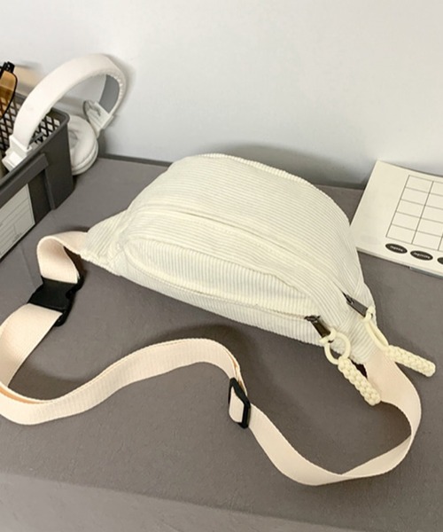 TONE SELECT GOODS(トーンセレクトグッズ)の「urbanfemine./コーデュロイボディバッグ U7454(ボディバッグ/ウエストポーチ・レディース・ホワイト/ブラウン/グリーン/ブルー/ブラック・FREE)」の10枚目の写真