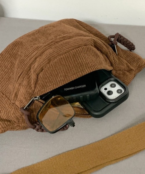 TONE SELECT GOODS(トーンセレクトグッズ)の「urbanfemine./コーデュロイボディバッグ U7454(ボディバッグ/ウエストポーチ・レディース・ホワイト/ブラウン/グリーン/ブルー/ブラック・FREE)」の11枚目の写真