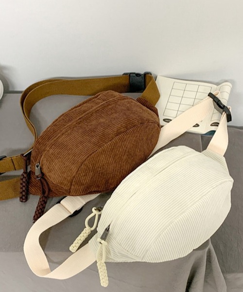 TONE SELECT GOODS(トーンセレクトグッズ)の「urbanfemine./コーデュロイボディバッグ U7454(ボディバッグ/ウエストポーチ・レディース・ホワイト/ブラウン/グリーン/ブルー/ブラック・FREE)」の13枚目の写真