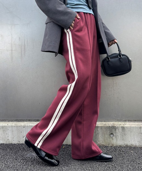 ISOOK（アイスー）の「【ISOOK / アイスー】センターシームトラックパンツ / ハイウエスト ストレート サイドライン スウェット ウエストゴム レディース ブラック モカ ブルー バーガンディー 黒 青 赤 茶 ZOZOTOWN限定（その他パンツ・レディース・ブルー/モカ/バーガンディー/ブラック・FREE）」の4枚目の写真