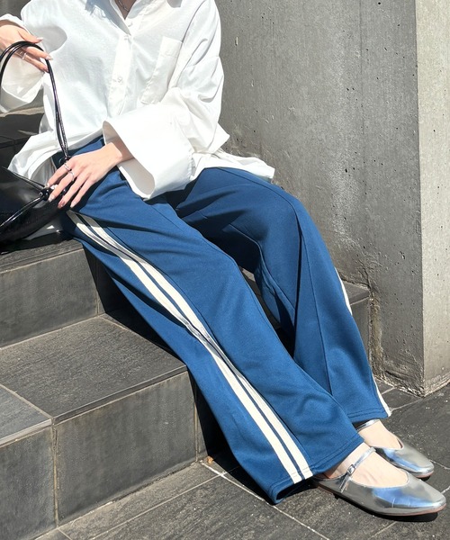 ISOOK（アイスー）の「【ISOOK / アイスー】センターシームトラックパンツ / ハイウエスト ストレート サイドライン スウェット ウエストゴム レディース ブラック モカ ブルー バーガンディー 黒 青 赤 茶 ZOZOTOWN限定（その他パンツ・レディース・ブルー/モカ/バーガンディー/ブラック・FREE）」の3枚目の写真