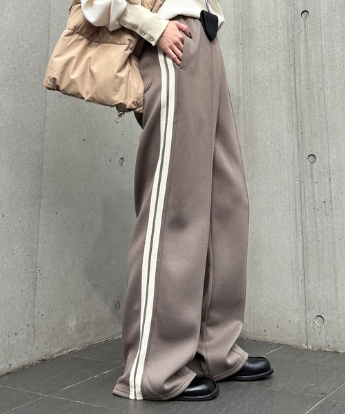 ISOOK（アイスー）の「【ISOOK / アイスー】センターシームトラックパンツ / ハイウエスト ストレート サイドライン スウェット ウエストゴム レディース ブラック モカ ブルー バーガンディー 黒 青 赤 茶 ZOZOTOWN限定（その他パンツ・レディース・ブルー/モカ/バーガンディー/ブラック・FREE）」の2枚目の写真