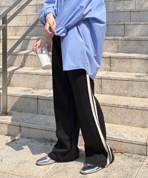 ISOOK（アイスー）の「【ISOOK / アイスー】センターシームトラックパンツ / ハイウエスト ストレート サイドライン スウェット ウエストゴム レディース ブラック モカ ブルー バーガンディー 黒 青 赤 茶 ZOZOTOWN限定（その他パンツ・レディース・ブルー/モカ/バーガンディー/ブラック・FREE）」の6枚目の写真